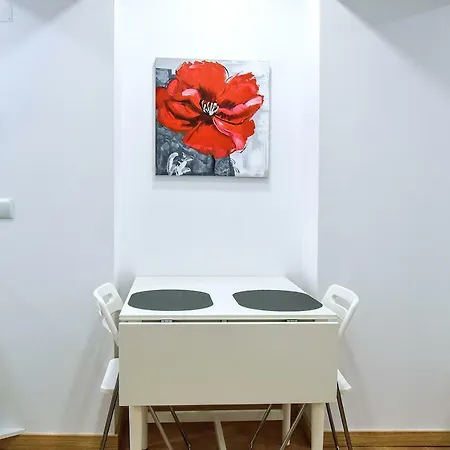 Flowers In Pop House Apartment *